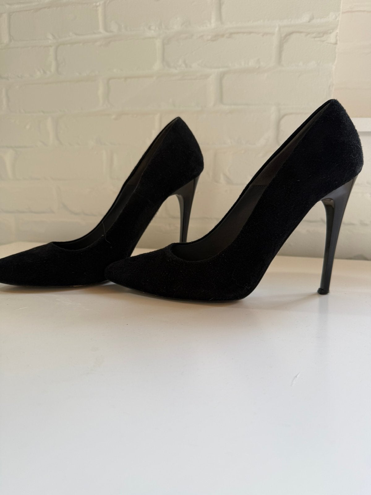 1x kort gedr zwarte suede stiletto's van Kurt Geiger., Kleding | Dames, Pumps, Verzenden, Zwart, Zo goed als nieuw