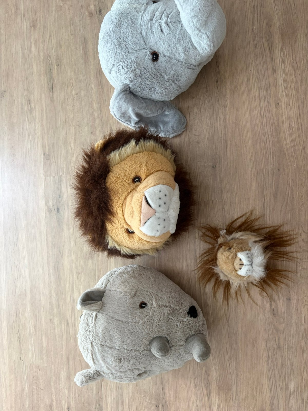 Dierenknuffels als wanddecoratie neushoorn leeuw 2st olifant, Verzamelen, Ophalen of Verzenden, Zo goed als nieuw