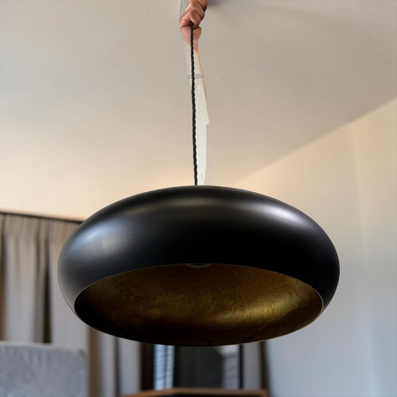 Retro mat zwarte UFO hanglamp met 'gouden' binnenkant, Verzenden