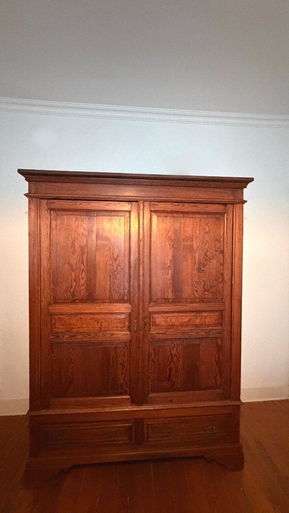 Antieke kleerkast in pitch pine, Antiek en Kunst, Ophalen