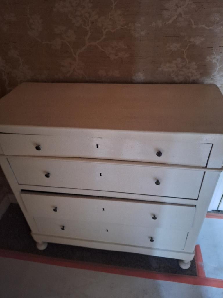 Ancienne commode, Enlèvement