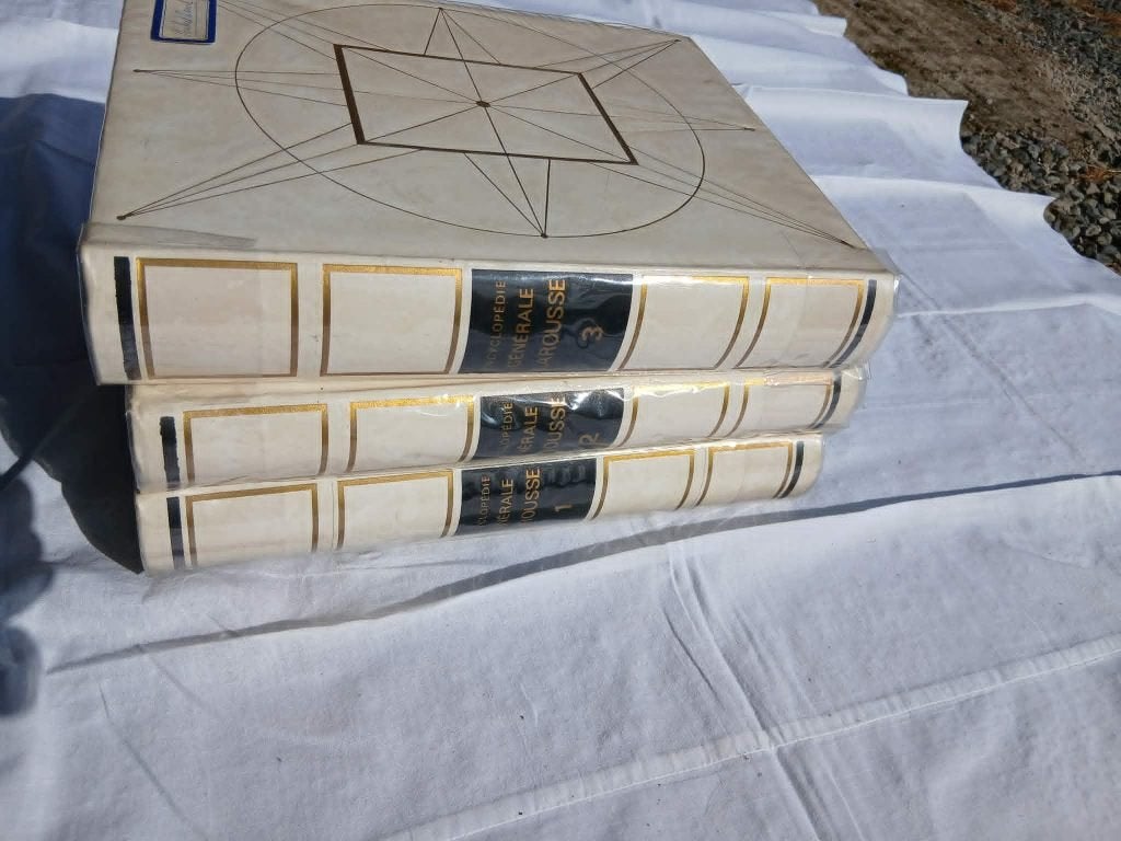 Encyclopédie "Larousse", Livres, Enlèvement, Comme neuf