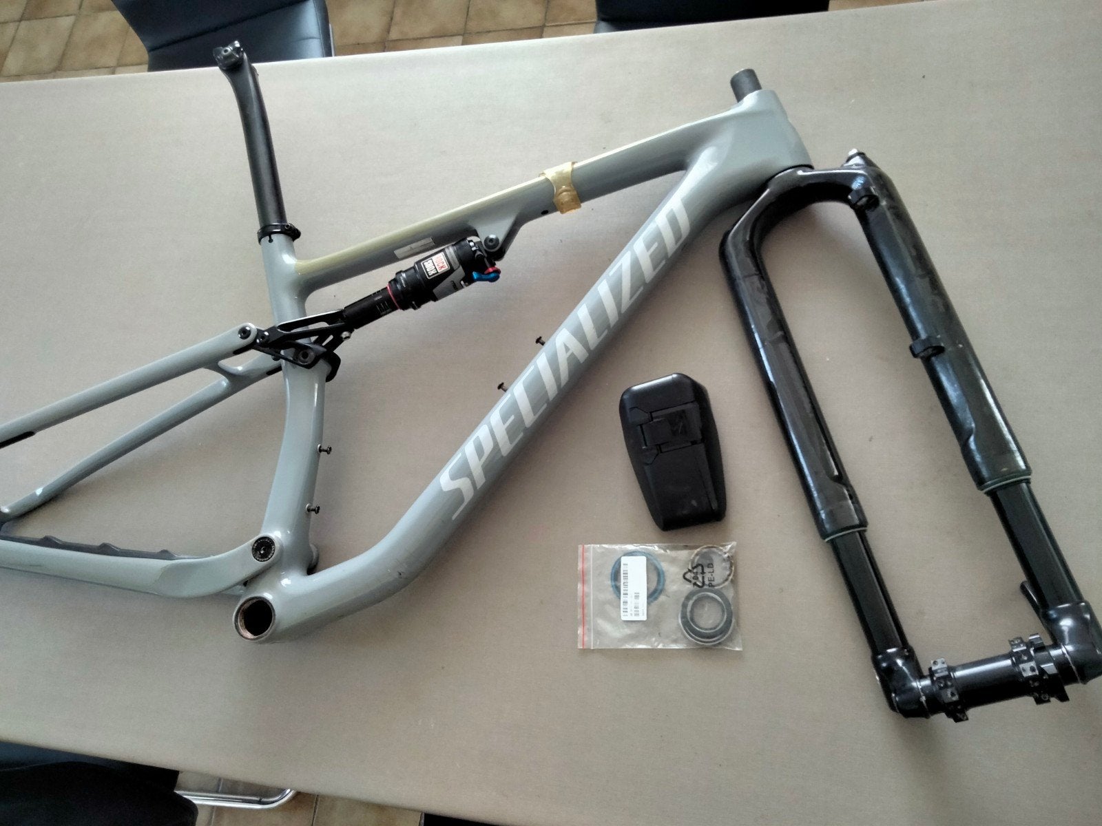 Specialized epic evo maat medium. Rock shox vork en demper, Vélos & Vélomoteurs, Specialized, Enlèvement ou Envoi, Cadre, Utilisé