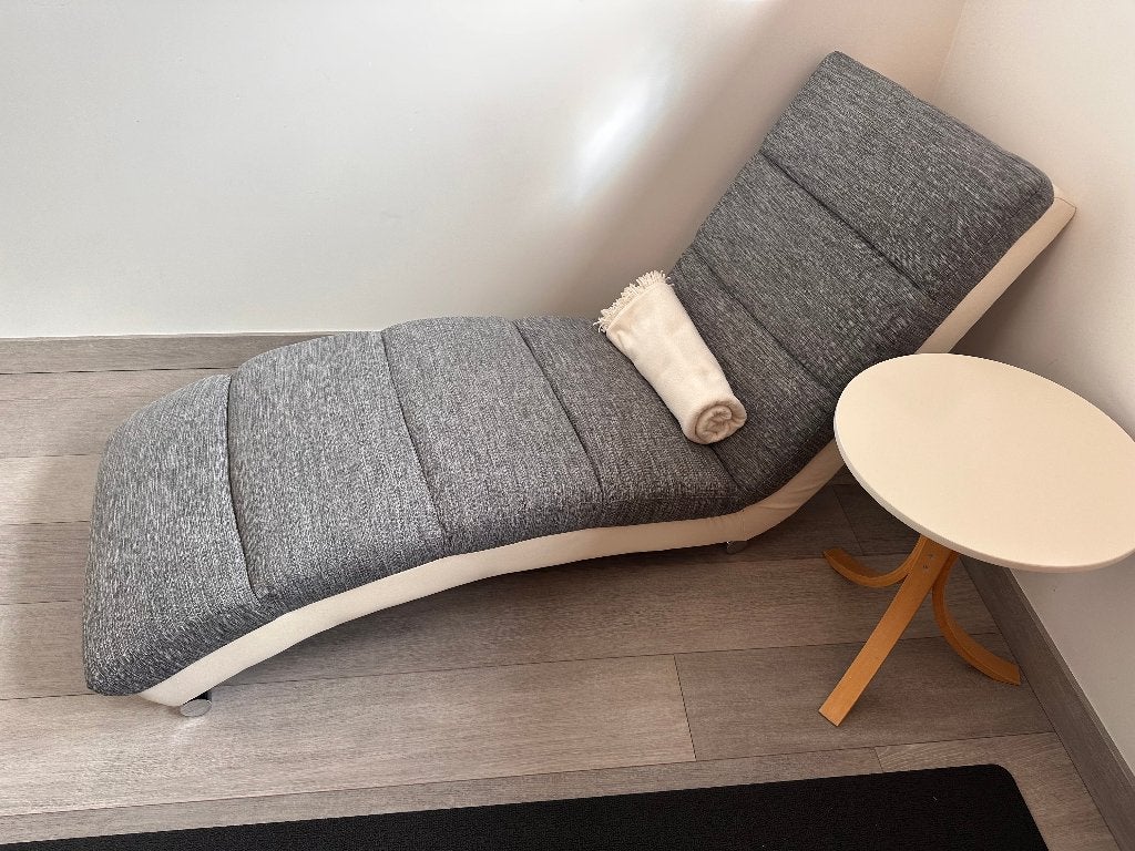 Design zetel + bijzettafel – zeer goede staat, Huis en Inrichting, Ophalen, Comfortabele design zetel - strak en tijdloos design.