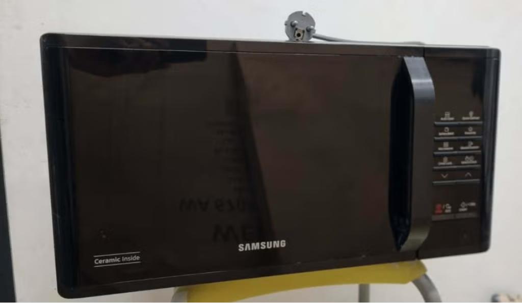 Samsung microgolf 800W MS23K3513AK, Ophalen, Microgolfoven, Zo goed als nieuw, Draaiplateau