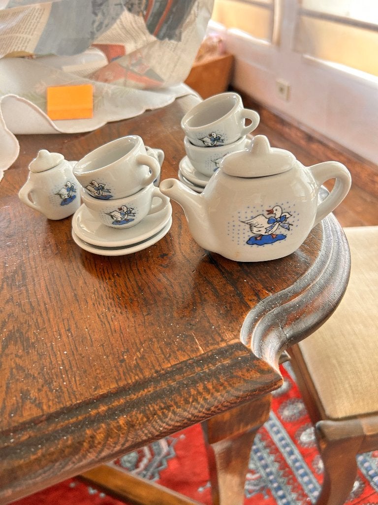 Vintage porseleinen poppenservies met gans, Ophalen