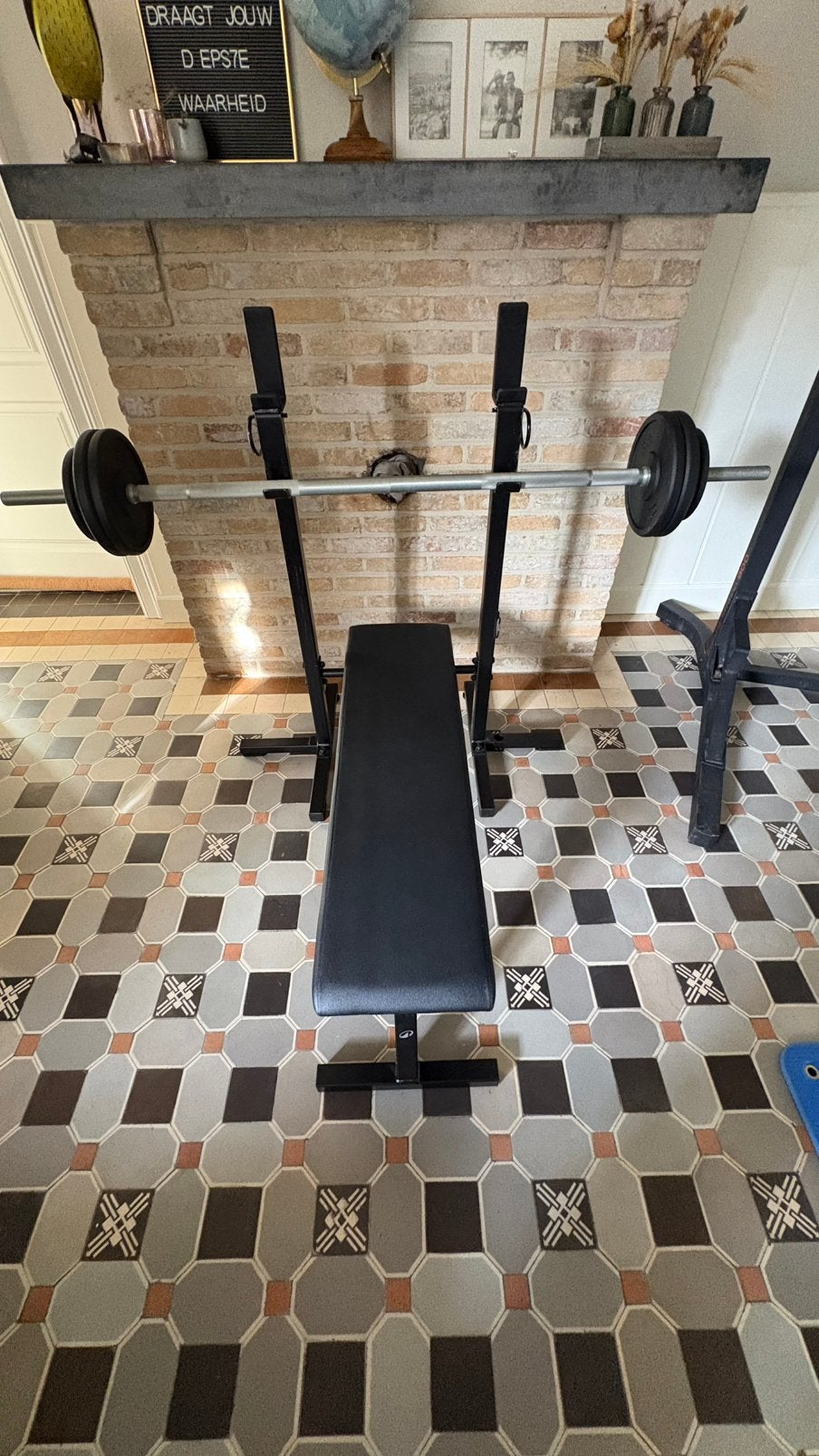 Bench Press Set met Gewichten – Zo Goed Als Nieuw Opvouwbaar, Sport en Fitness, Ophalen, Zo goed als nieuw, Armen, Fitnessbank