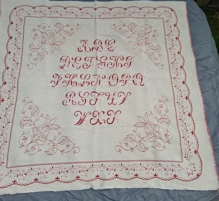 Prachtig Frans ( wand) kleed met alfabet, rood / beige, Ophalen of Verzenden