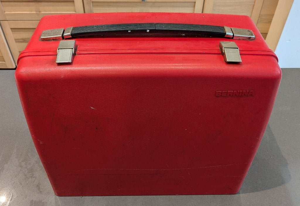 Bernina 807 dans un boîtier rouge avec batterie, Hobby & Loisirs créatifs, Enlèvement ou Envoi, Machine à coudre, Bernina