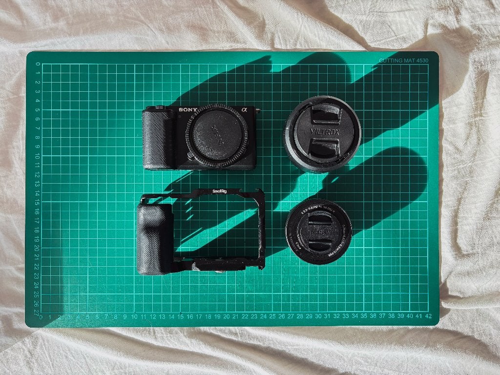 Sony ZV-E10 + Kitlens + Viltorx 25mm f1.7 + Smallrig cage, Audio, Tv en Foto, Ophalen, Bluetooth, Zo goed als nieuw, 24 megapixels