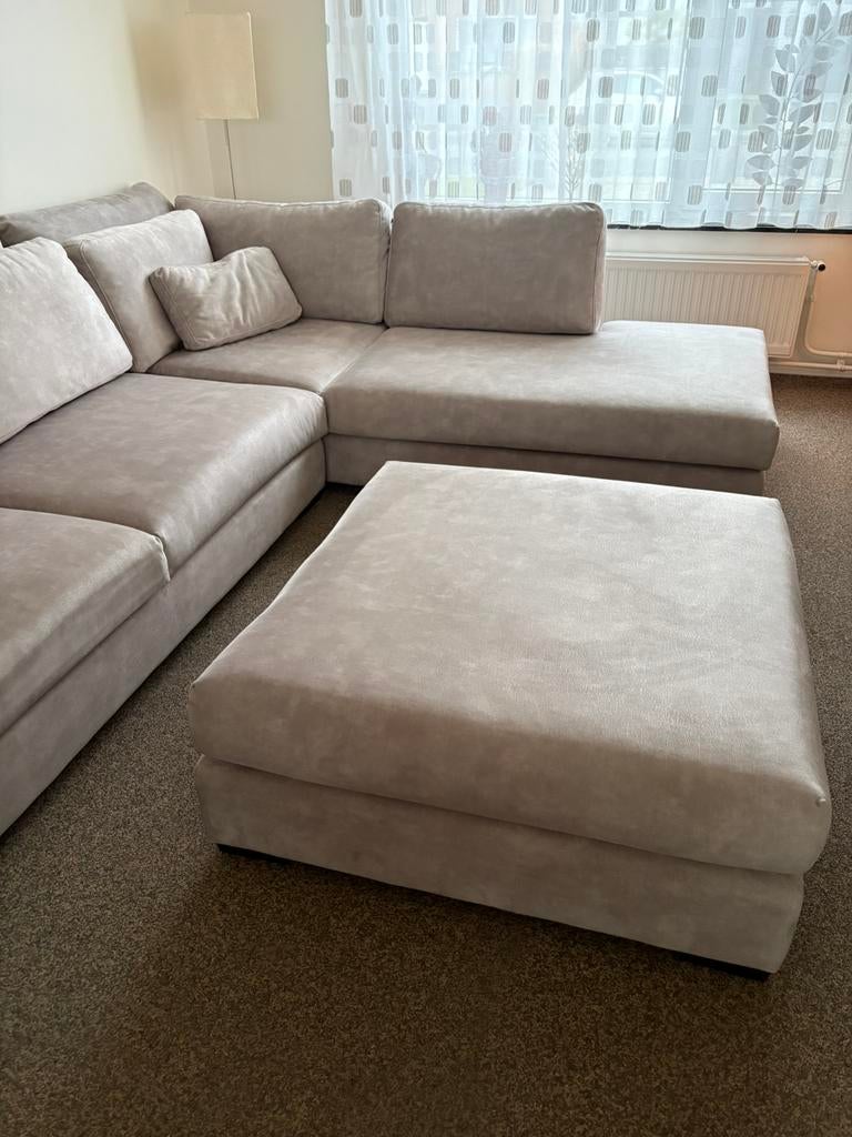Beige hoekbank met poef, Huis en Inrichting, Ophalen, Zo goed als nieuw