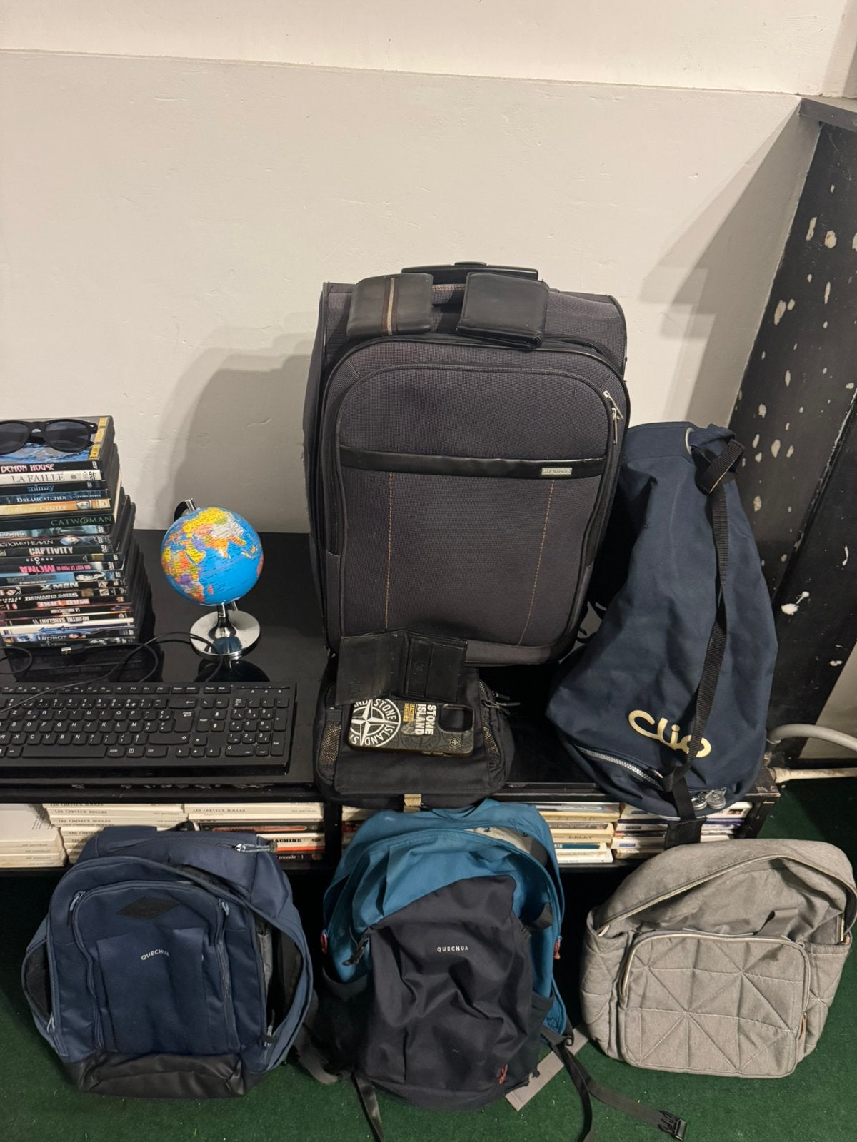 Veel verschillende tassen, koffers, dvd's, toetsenbord, Handtassen en Accessoires, Ophalen, Zo goed als nieuw, Leer, Wieltjes