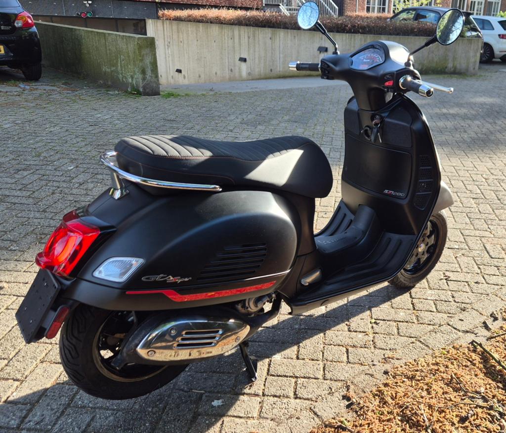 Vespa Gts300ie Hpe bj 2020, Fietsen en Brommers, Scooters | Vespa, Ophalen, Overige modellen, 300 cc, Zo goed als nieuw