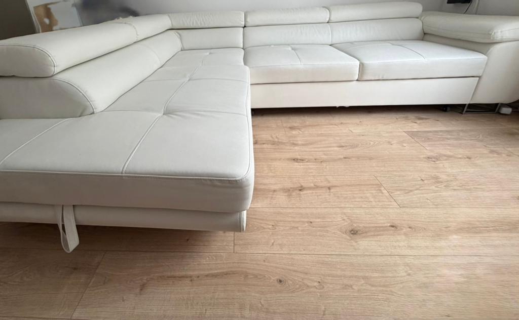 Te koop: Hoekzetel met bedfunctie – wit kunstleder 270x200cm, Ophalen, Zo goed als nieuw