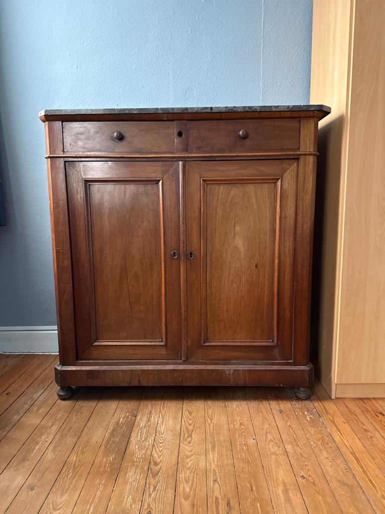Antieke houten kast met marmeren blad-vintage charme, Huis en Inrichting, Ophalen, Gebruikt