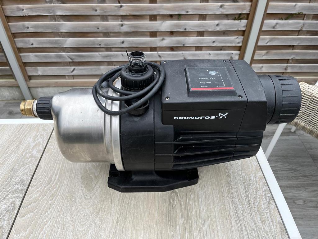 Regenwaterpomp + drukverhoging, Ophalen, Zo goed als nieuw