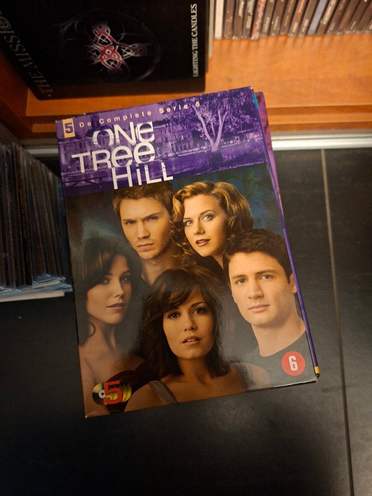 dvd - one tree hill - de complete serie 5  - 6 dvd box, Cd's en Dvd's, Engels, Inclusief doosje, Nederlands, Drama