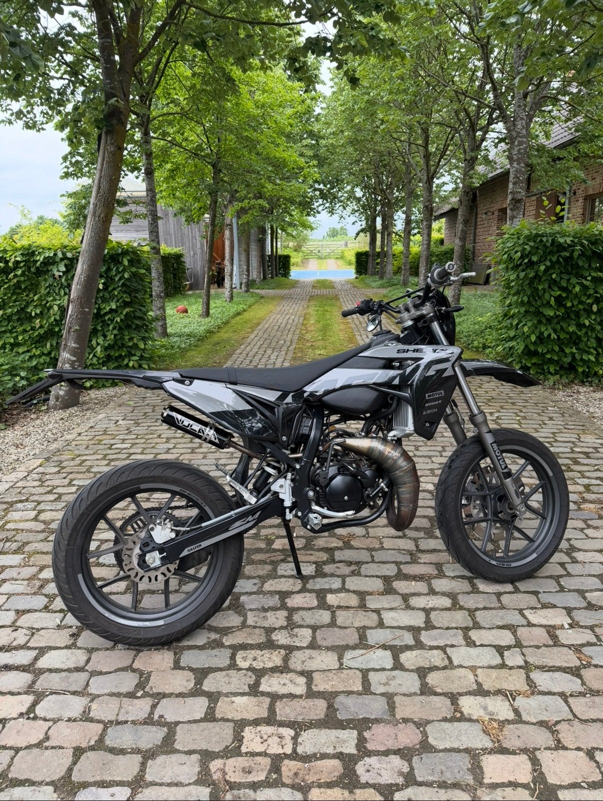 Sherco SM-R 50 blackMoon 2023 1050 kilometer, Ophalen, Zo goed als nieuw, 50 cc