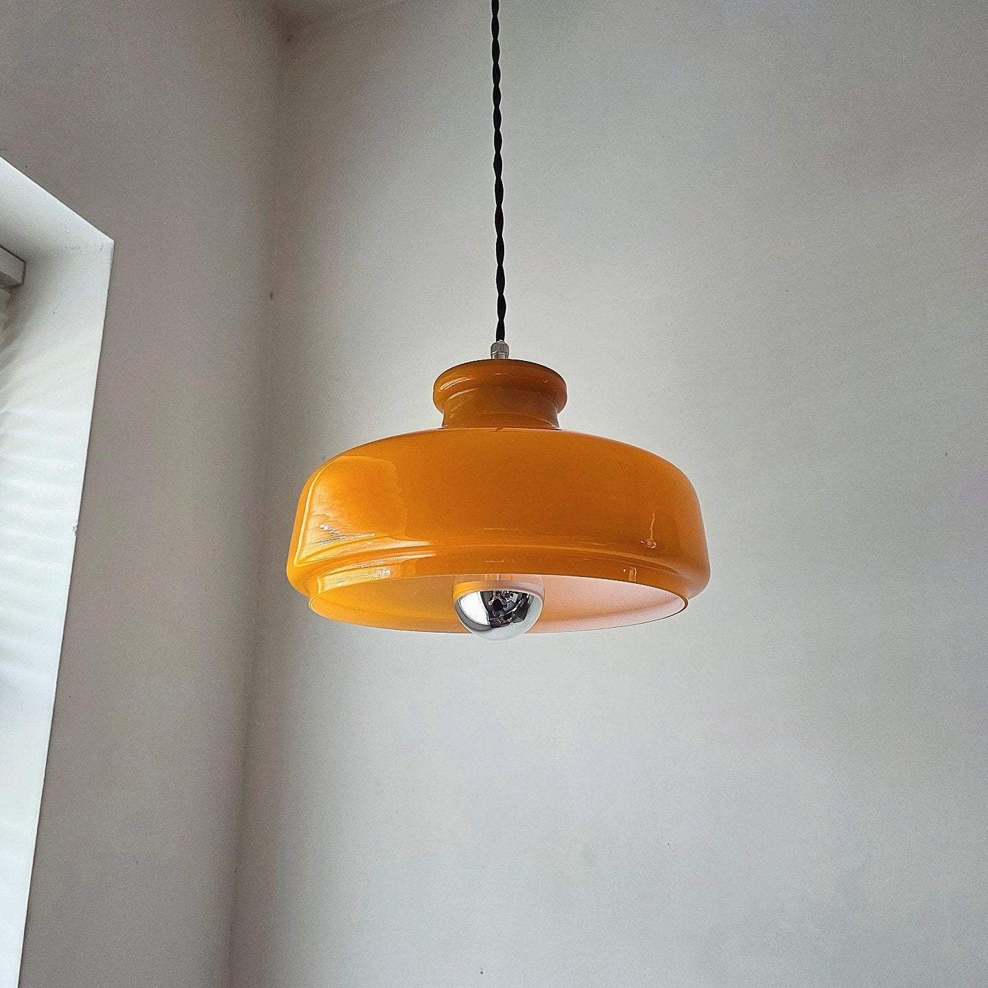 Lampe suspendue vintage en verre opalin., Antiquités & Art, Enlèvement ou Envoi