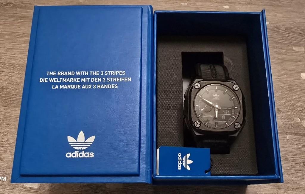 Montre Adidas City Tech One. Neuve très peu portée !!, Handtassen en Accessoires, Horloges | Heren, Kunststof, Polshorloge, Nieuw