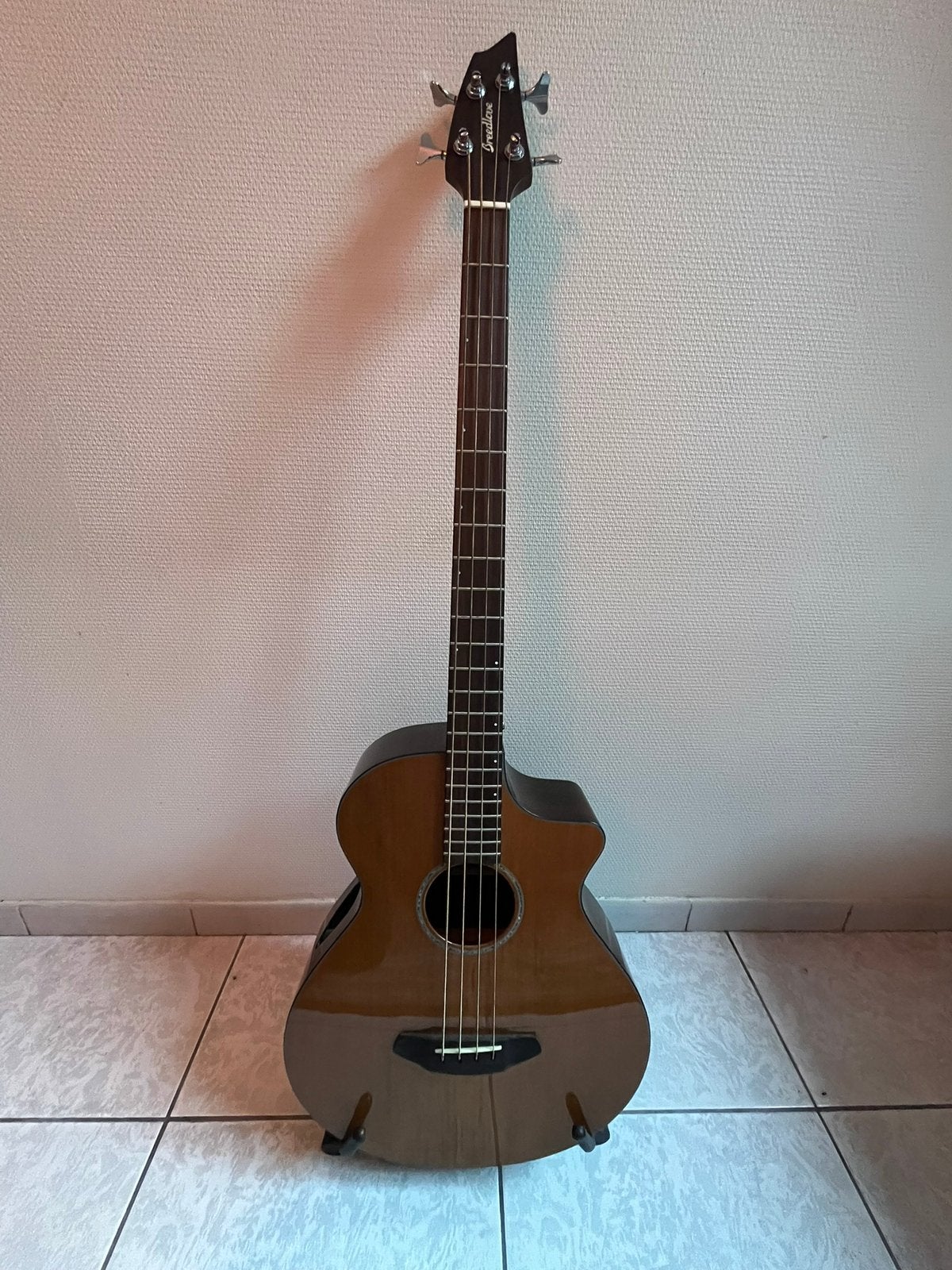 Semi akoestische basgitaar 4 snaren, Muziek en Instrumenten, Ophalen, Zo goed als nieuw