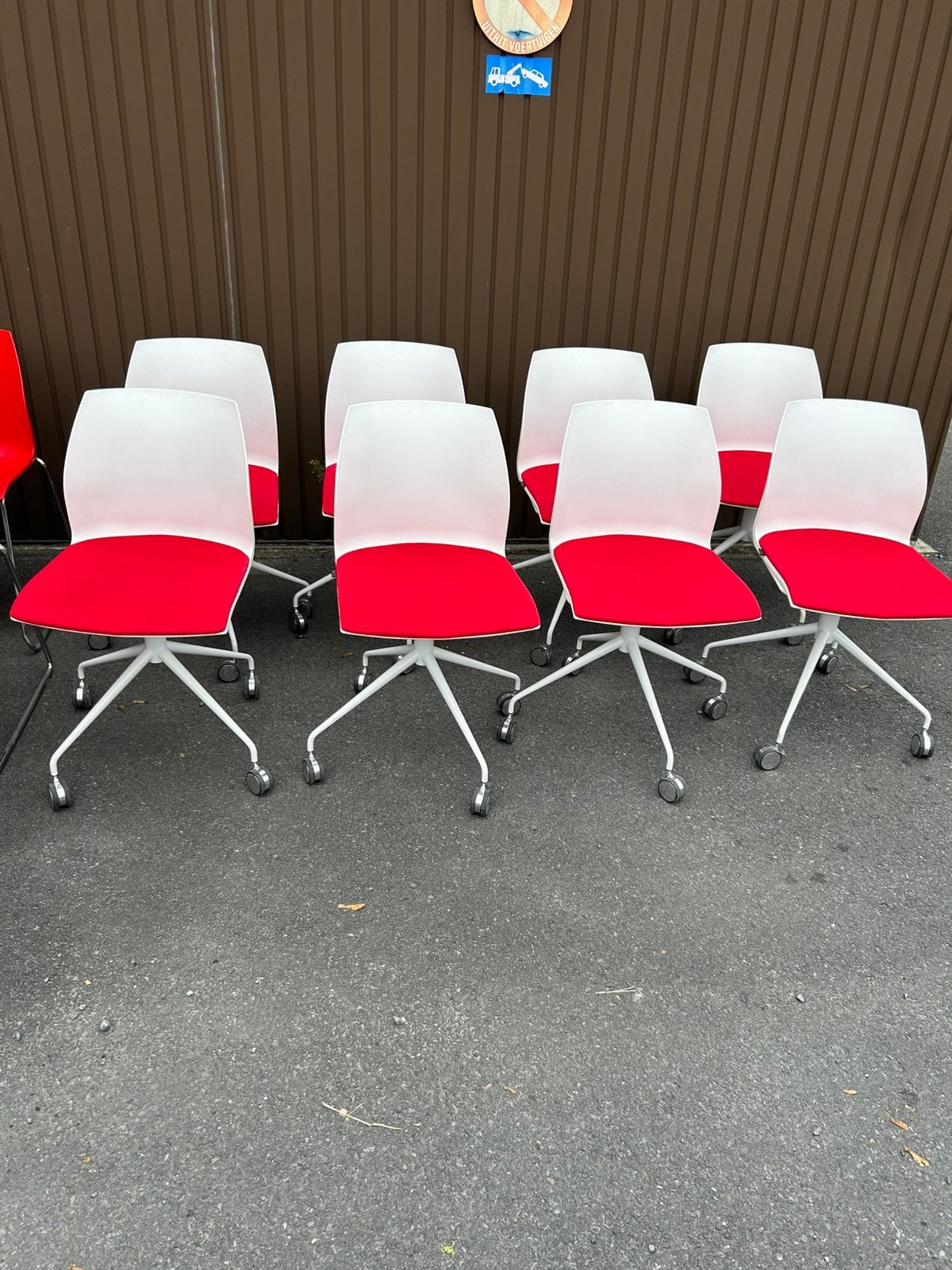 8 chaises Kalea Kastel avec table origlia (plateau italien), Enlèvement, Comme neuf, Rouge, Synthétique
