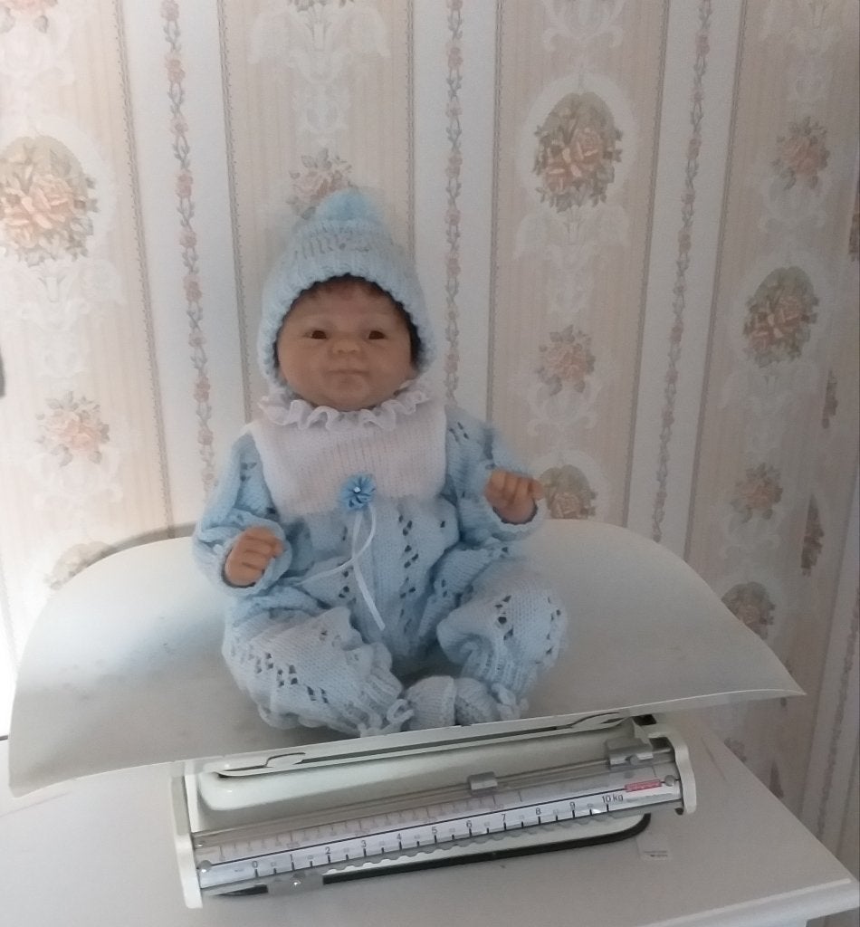 vintage baby weegschaal + reborn pop, Antiquités & Art, Antiquités | Autres Antiquités, Enlèvement ou Envoi