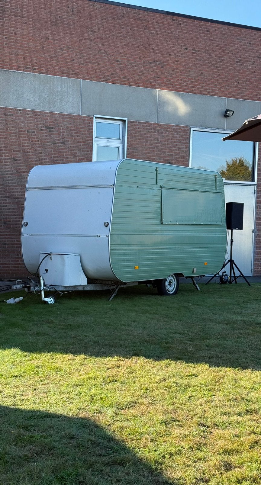 Retro foodtruck caravan, Ophalen