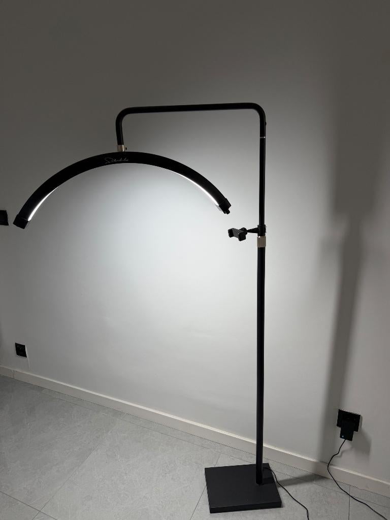 Je vends ma lampe demi-lune LED 360 professionnelle