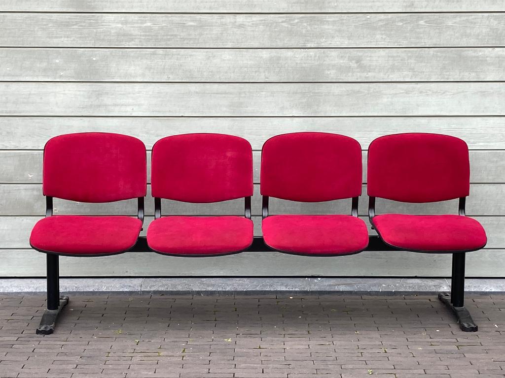 2 zitbanken uit dr praktijk, Ophalen, Rood