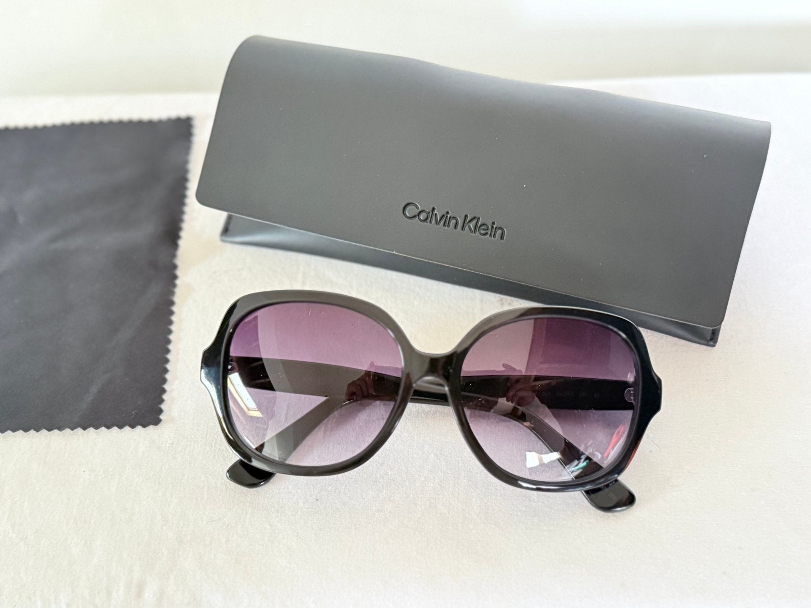Calvin Klein – Neuves avec étui et chiffon de nettoyage, Enlèvement ou Envoi, Neuf, Noir, Autres marques