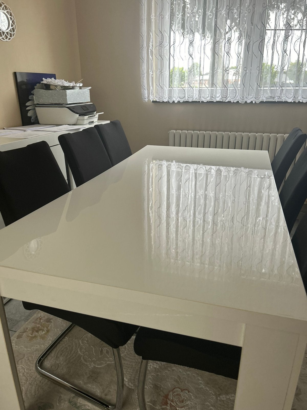 Tafel stoelen televisiekast, Enlèvement