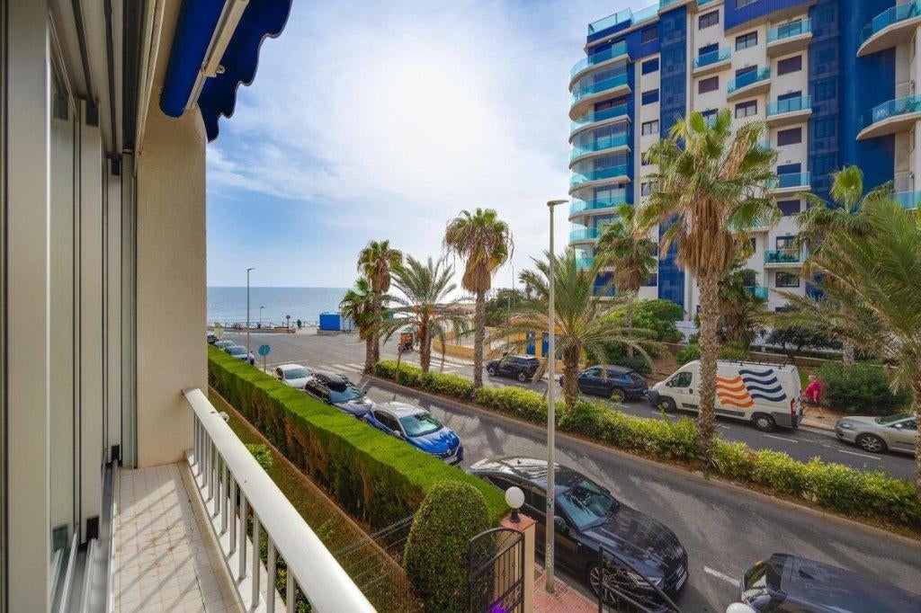 Appartement rénové avec vue sur la mer à Punta Prima, 60 m², Punta Prima., 2 pièces, Appartement