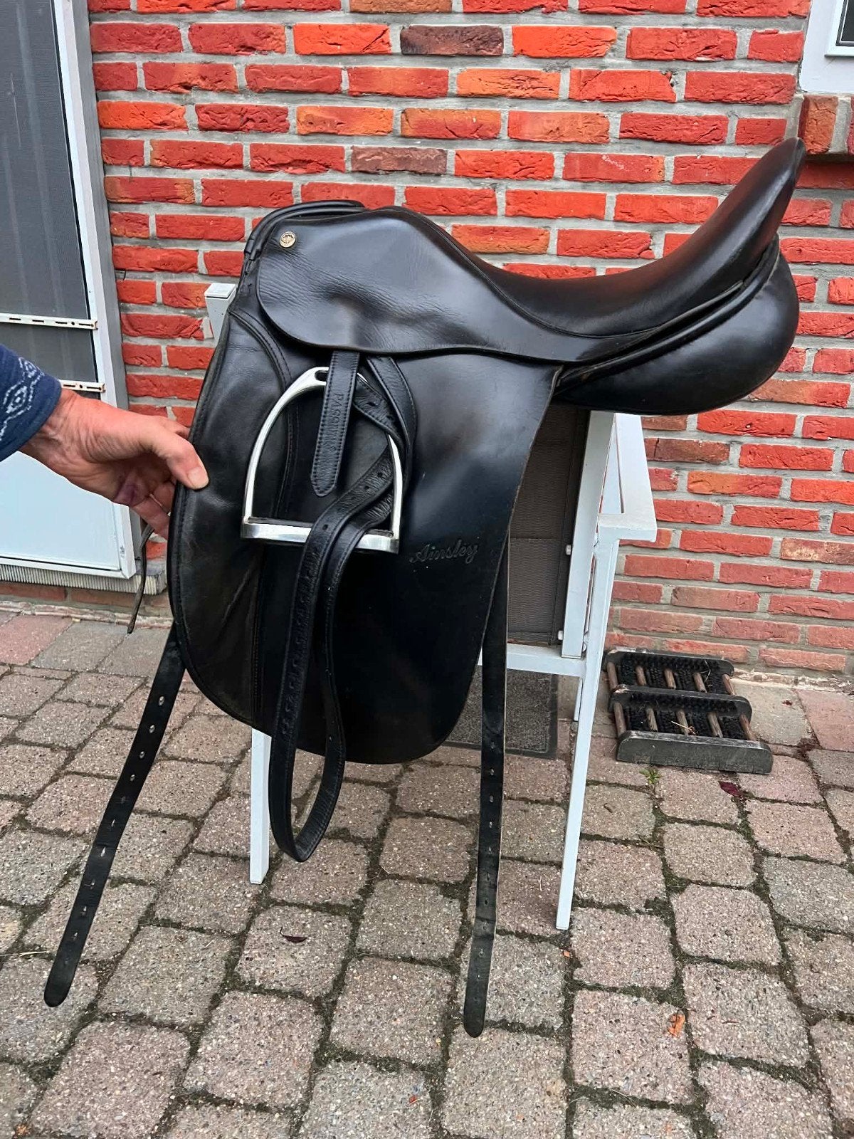 Ainsley dressuurzadels, Ophalen