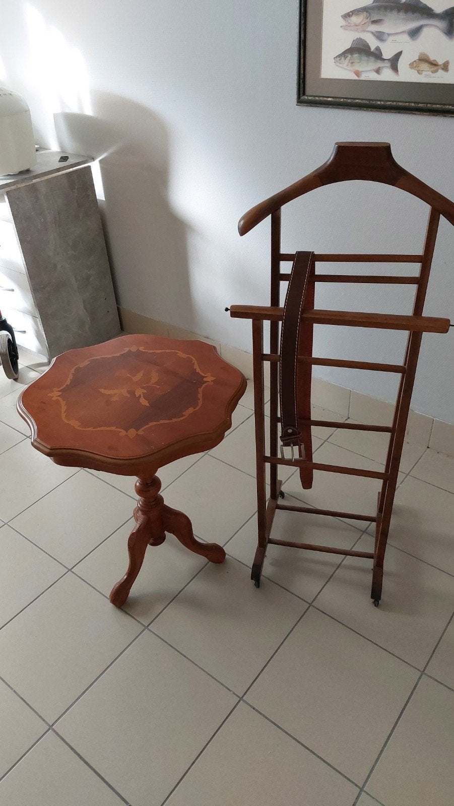 Salontafeltje en klerenhanger, Ophalen