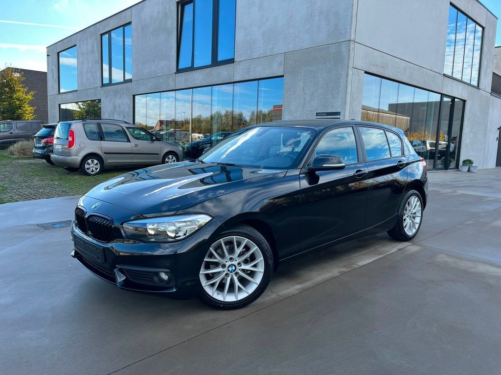 BMW 116i 2019/benzine/84000km/Navi/2xPDC/Garantie, Auto's, Dealer onderhouden, Zwart, 5 deurs, 3 cilinders