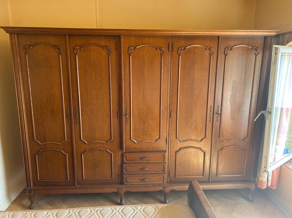 Armoire ancienne gratuite, 200 cm ou plus, Enlèvement, Utilisé, Avec tablette(s)