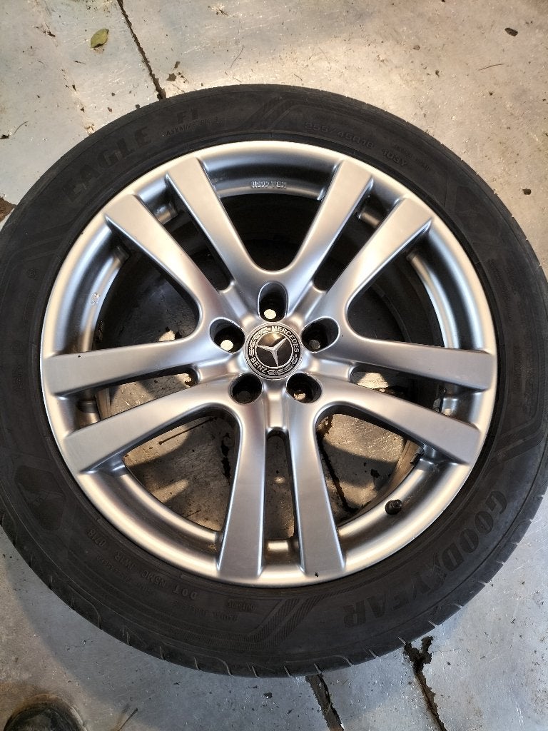 Jantes et pneus Mercedes Vito/Viano 18 pouces, Autos : Pièces & Accessoires, Pneus & Jantes, 245 mm, Pneus été, Enlèvement, Pneu(s)