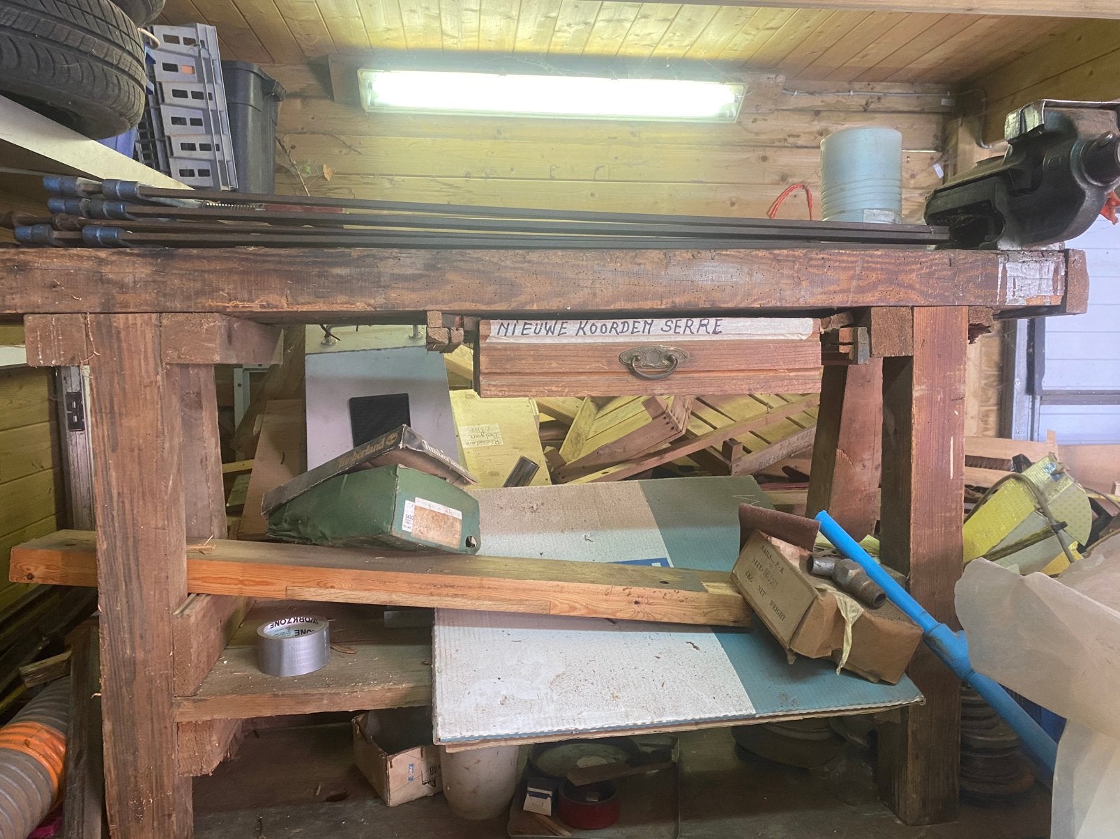 Etabli en bois avec étau à vendre, Enlèvement, Étau