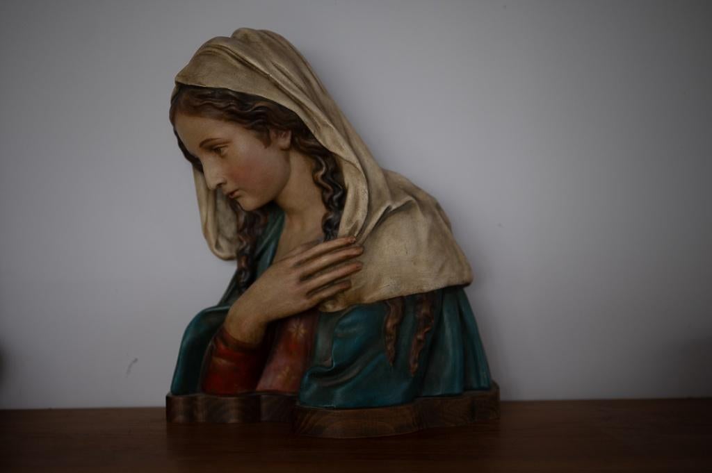 Statue de la vierge, plâtre peint, Enlèvement
