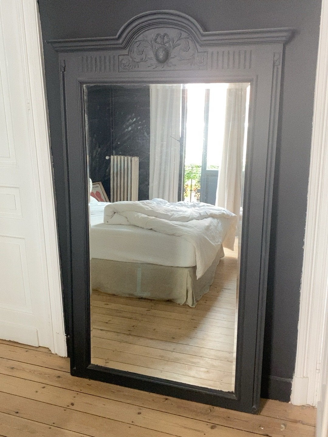 Grand miroir ancien en bois sculpté noir farrow & ball, Enlèvement, Utilisé