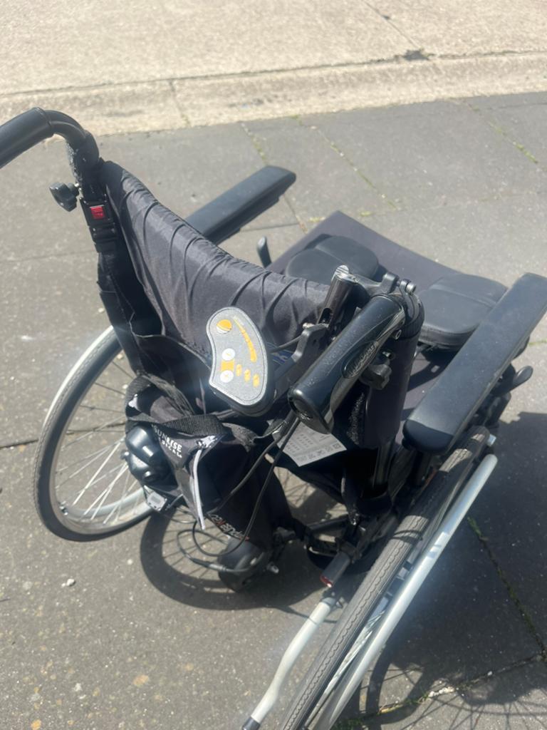 Rolstoel invacare met elektrische duwhulp, Ophalen, Zo goed als nieuw