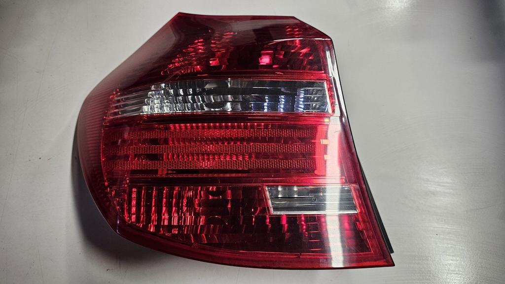 Achterlicht links wit rood BMW 1 serie E81  E87 LCi 63217164, Gebruikt, -, Ophalen of Verzenden, -
