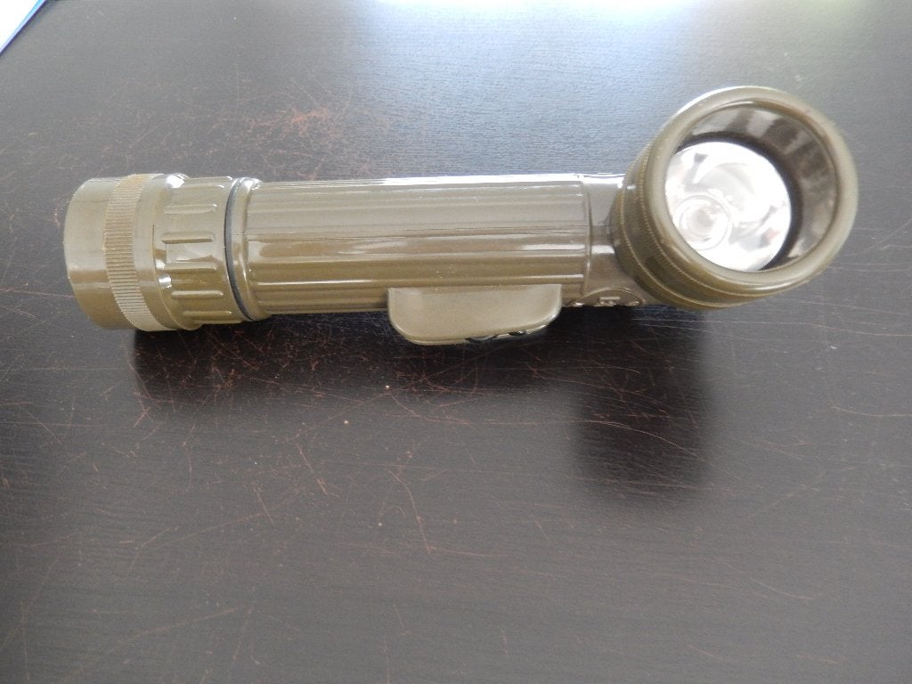 Groene zaklamp (geen idee of het werkt), Caravanes & Camping, Lampes de poche, Enlèvement ou Envoi, Utilisé