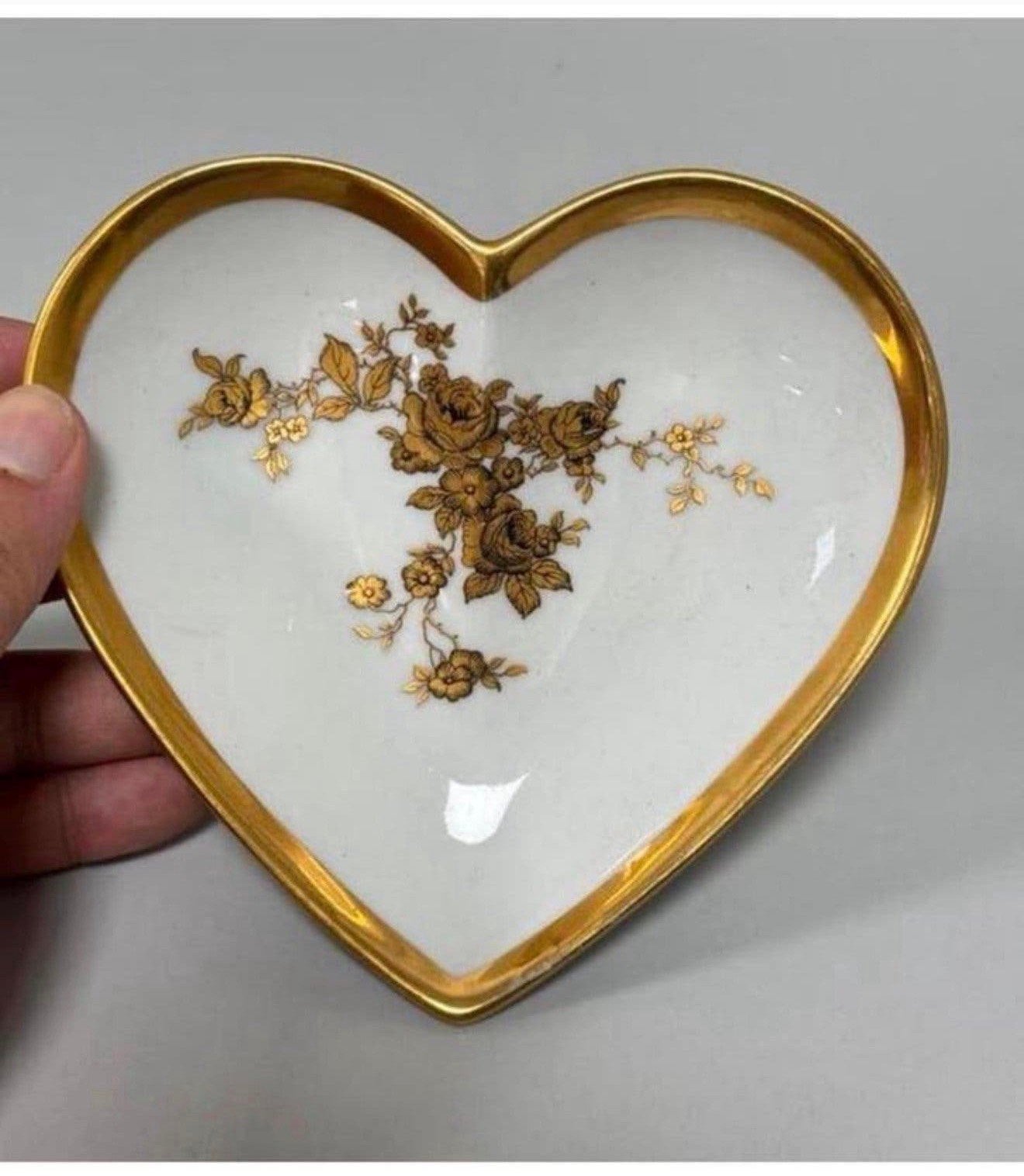 Plat cœur ancien porcelaine fleurs en métal doré 22 carats, Antiquités & Art, Enlèvement ou Envoi