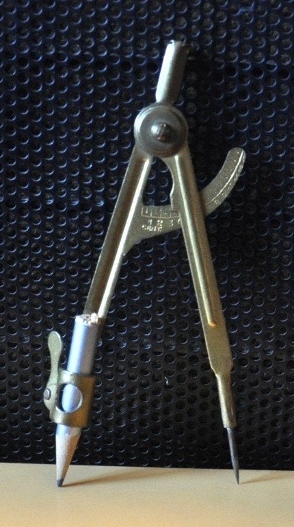 compas scolaire vintage en metal doré avec crayon, Enlèvement ou Envoi, Autres types