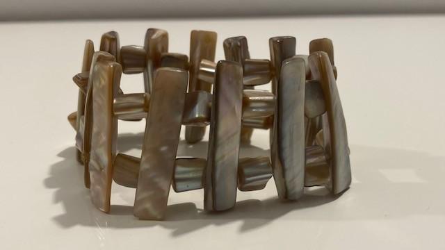 Parelmoer armband uit schelpen, Ophalen of Verzenden, Zo goed als nieuw, Beige, Elastiek