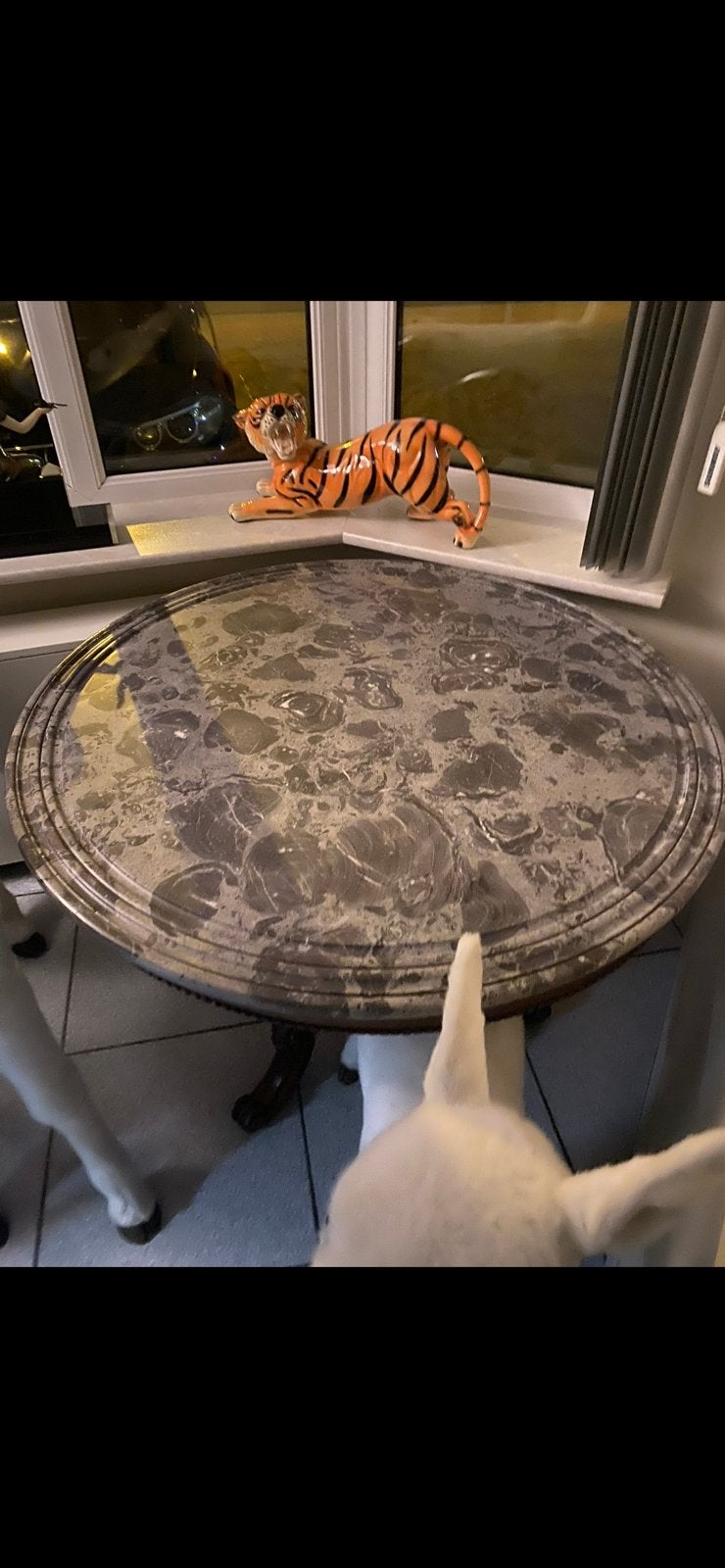 Mooie oude tafel met marmeren blad, Enlèvement