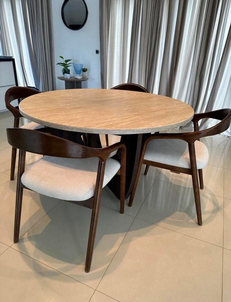 Table à manger design ronde + 4 chaises – bois & tissu, Enlèvement, Comme neuf