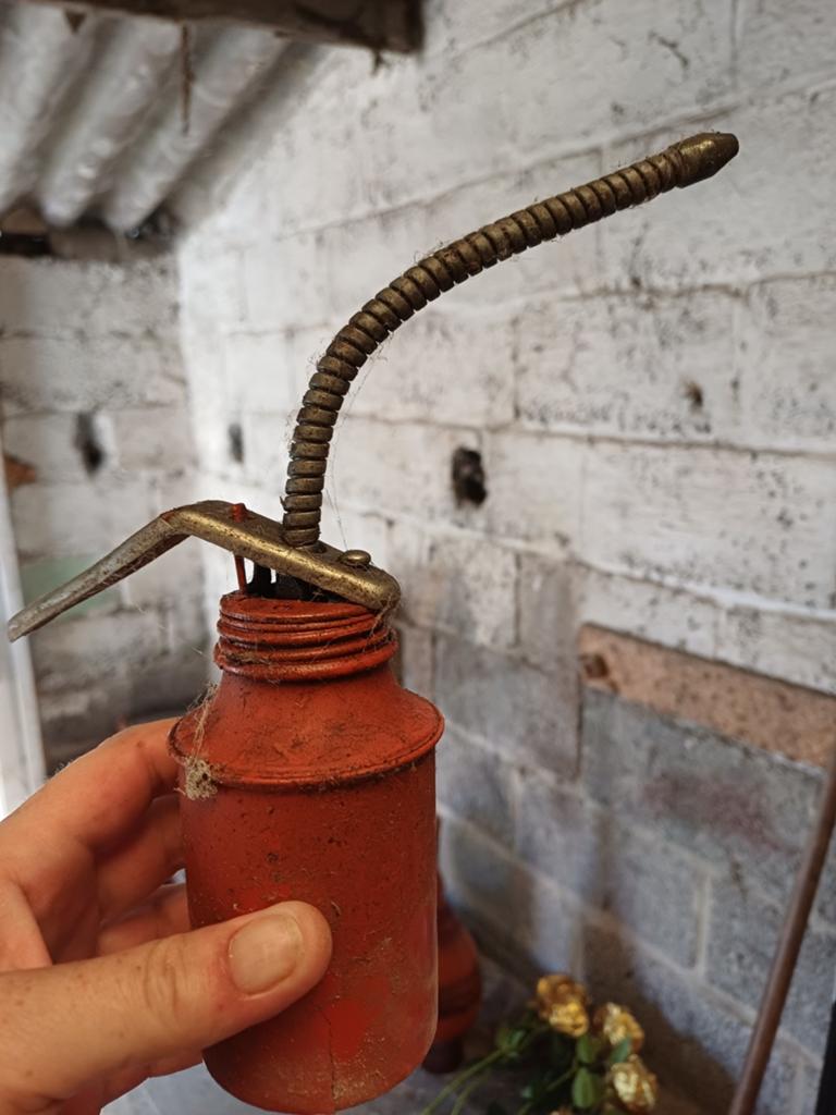 Vintage metalen oliespuit / smeerkan – industrieel decoratie, Antiek en Kunst, Antiek | Gereedschap en Instrumenten, Ophalen